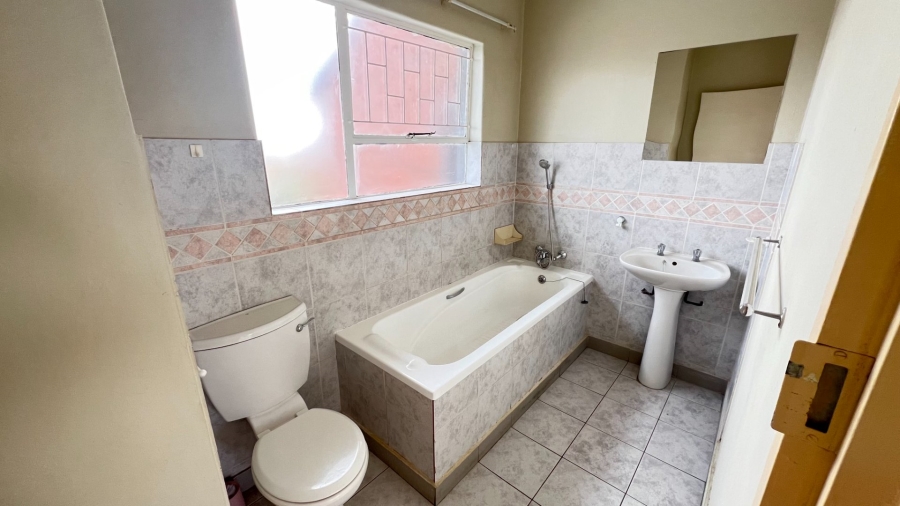 2 Bedroom Property for Sale in Langenhovenpark Free State